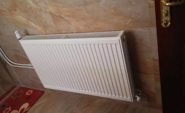 暖氣片+博世壁掛爐采暖安裝現(xiàn)場(chǎng)